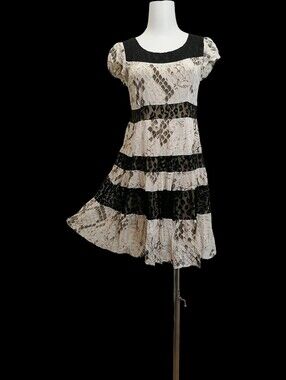 🐌🐌 100%Silk, Black and Cream Lace-Panel Short Sleeve Dress